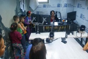 Copiii de la Centrul „Aripi de Lumină”, în vizită la Radio Oltenia Craiova