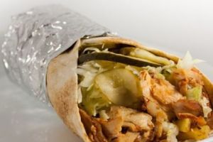 O banală SHAORMA cu de toate i-a băgat în SPITAL. Zeci de persoane au ajuns la URGENȚE. VINOVATUL, depistat de medici