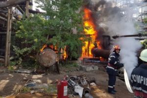 Incendiu puternic la fosta Rafinărie Astra din Ploieşti. Fumul gros, vizibil de la distanţă