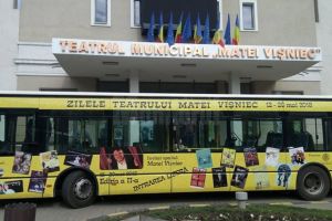 Teatru mobil în autobuz, în cadrul Zilelor Teatrului „Matei Vişniec”