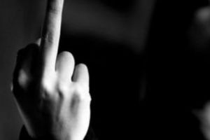 Mare atenţie la degetul mijlociu: Nu-l arătaţi oricui! Un tânăr este anchetat pentru gestul dispreţuitor