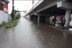 Inundaţii în Timişoara. Pe sub cel mai important pasaj nu se poate trece din cauza apei I FOTO