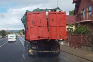 Aşa se face transport de marfă la Cluj. Pericol public - FOTO