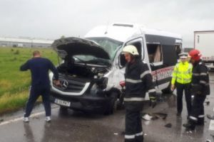 Șapte elevi duşi la spital, după ec microbuzul în care erau a făcut accident I GALERIE FOTO