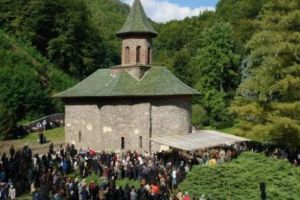 Deţinătorul brandului ”Arsenie Boca” descinde la Mănăstirea Prislop