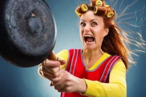 Cercetată pentru violenţă în familie, după ce i-a dat cu o tigaie în cap soţului