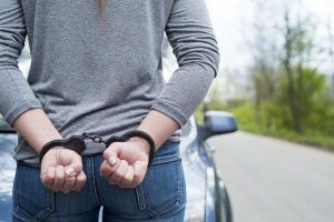 Tânără recidivistă, cunoscuta ca infractor voiajor, reţinută de poliţişti