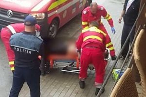 FOTO: Incident DEOSEBIT DE GRAV la Sebeş – Un bărbat a fost înjunghiat în plină stradă. Atacatorul a fugit şi este căutat de poliţişti