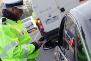 CLUJ: Minor prins de poliţişti după ce a furat o maşină pentru a se plimba cu ea