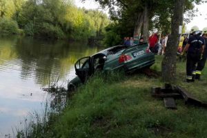 FOTO. Un sătmărean a plonjat cu maşina într-o baltă de pescuit