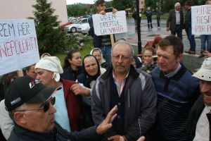 Sătenii din Tărpiu, protest împotriva construirii noilor gropi de gunoi. Ce le-a promis primarul (FOTO)