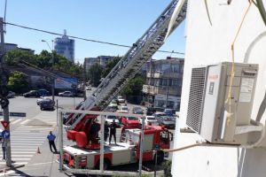 Pericol pe strada Ștefan cel Mare! Pică table de pe un bloc!