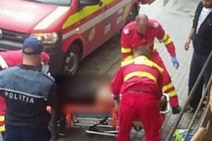 Crimă în plină stradă. Un tânăr de 32 de ani a fost înjunghiat în zona inimii. Atacatorul este de negăsit
