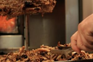 Tu stii ce mananci? Zeci de persoane, intoxicate de maioneza de la shaorma