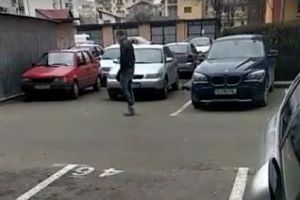 VIDEO - Drogat în Cluj-Napoca. De abia umblă pe stradă
