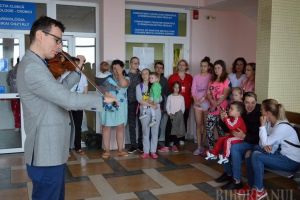 Meloterapie. Celebrul violonist Alexandru Tomescu le-a cântat copiilor din Spitalul Municipal cu vioara Stradivarius Elder - Voicu (FOTO / VIDEO)