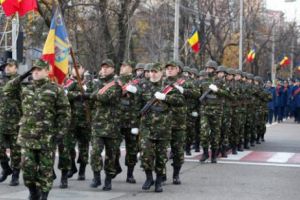 Peste 850 de militari români şi străini DEFILEAZĂ de ZIUA EROILOR, în faţa ministrului Mihai Fifor