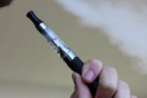 ȚIGĂRILE ELECTRONICE au făcut PRIMA VICTIMĂ. Un PRODUCĂTOR de televiziune a MURIT. Corpul lui a fost DISTRUS!