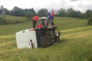 O dubiţă s-a răsturnat pe DN 76: şoferul, un tânăr din Oşorhei, transportat cu elicopterul SMURD la Cluj!