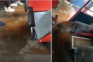 Cititorii se plâng de condiţiile transportatorului Atyc! Călătorii, îmbăiaţi cu apă ruginită, direct în microbuz!