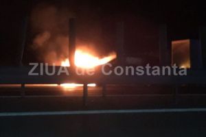Imagini de la eveniment: Incendiu violent pe Autostrada Soarelui! O masina a fost cuprinsa de flacari