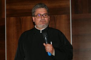 Preot ortodox: Tinerii să ştie că alegând cariera nu vor cunoaşte viaţa adevărată care vine odată cu un copil