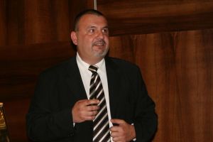 Câte ore pe zi petrec tinerii în faţa ecranelor şi cât rezistă offline. Dr. Rebeleanu: Intră în sevraj