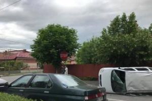 Maşină răsturnată pe strada Aron Densuşianu. Al doilea accident în 30 de zile - FOTO