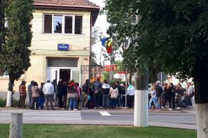 FOTO. Razie de amploare în Odoreu. Toţi romii, duşi la Poliţie şi amprentaţi