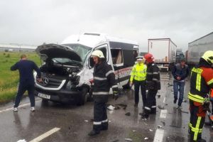 Microbuz cu elevi de la o scoala din Timisoara, implicat intr-un accident rutier