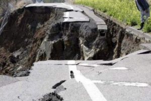 Un CRATER de 30 de metri pătraţi „INCOMODEAZĂ” TRAFICUL pe un DRUM NAȚIONAL DIN ROMÂNIA. Autorităţile NU au făcut NIMIC