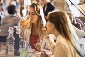 Mâncăm mai mult în grup decât singuri