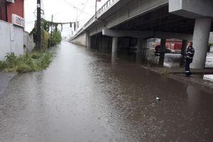 Curti inundate si o masina blocata sub podul din Calea Sagului, din cauza ploii, in Timis