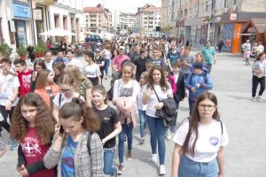 Peste 1.000 de elevi, cadre didactice, voluntari au participat joi la acţiunea „Fii ...