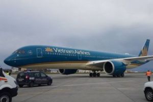 PANICĂ pe aeroport. Un BĂRBAT a ÎNCERCAT să FORȚEZE UȘA unui AVION gata de decolare. A reuşit să treacă de GARDIENI! -FOTO