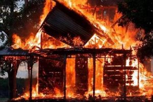 Poliţiştii din Sebeş fac cercetări pentru a stabili dacă e vorba de o RĂZBUNARE şi pentru a IDENTIFICA persoana care a provocat INCENDIUL de la Pianu în care a ars cabana autorului crimei de miercuri