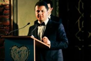 Fondatorii ”Hope and Homes for Children” si directorul pentru Romania al organizatiei, decorati de presedintele Iohannis