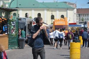 Festin în Piaţa Unirii din Oradea: A început Street Food Festival, cu mâncăruri apetisante şi preţuri piperate (FOTO)
