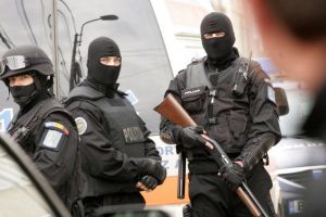 Percheziţii la persoane ce lucrează la Înmatriculări Auto. Participă şi poliţişti sibieni