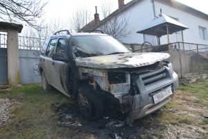 Piromanul care a incendiat maşina fostului consilier bisericesc din Sărand a fost prins: este un tânăr de 19 ani din Vârciorog