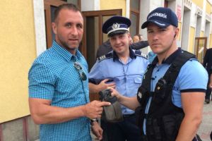 Borsetă cu bani găsită de jandarmi în centrul Năsăudului, restituită proprietarului