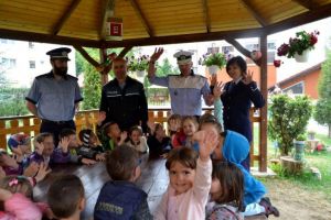 FOTO: Lecţie de educaţie rutieră pentru preşcolarii din Alba Iulia. Sute de copii au învăţat de la poliţişti să circule corect şi să fie prevăzători