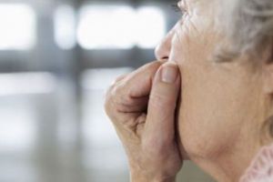 ATENȚIE ROMÂNI! O nouă metodă de FURT face ravagii. Hoţii îţi iau toţi banii, cu tine în casă