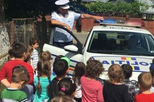 Copiii din mai multe şcoli ialomiţene parcurg „Şcoala altfel” cu poliţiştii