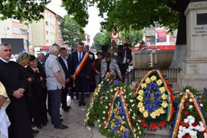 GALERIE FOTO: Martirii neamului românesc au fost omagiaţi la Monumentul Eroilor din Panciu