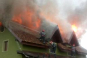 NEWS ALERT/ Casă ÎN FLĂCĂRI, la Sebiş! (FOTO)