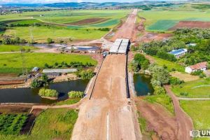 FOTO, VIDEO: Autostrada Sebeş-Turda, lotul 1 – Viitorul pod peste râul Sebeş are toate grinzile montate