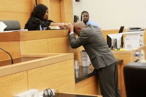 VIDEO – Reacţie emoţionantă a unui bărbat închis 17 ani pe nedrept în puşcărie