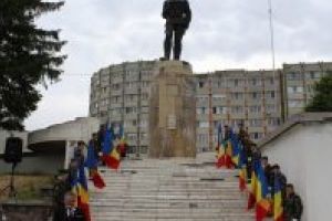 Ziua Eroilor, marcată prin ceremonii militare şi religioase şi prin depuneri de coroane şi jerbe de flori, în judeţul Covasna
