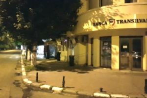 Se putea termina tragic!:Plafonul exterior al unei banci din Eforie Nord s-a prabusit in strada (galerie foto+video) 